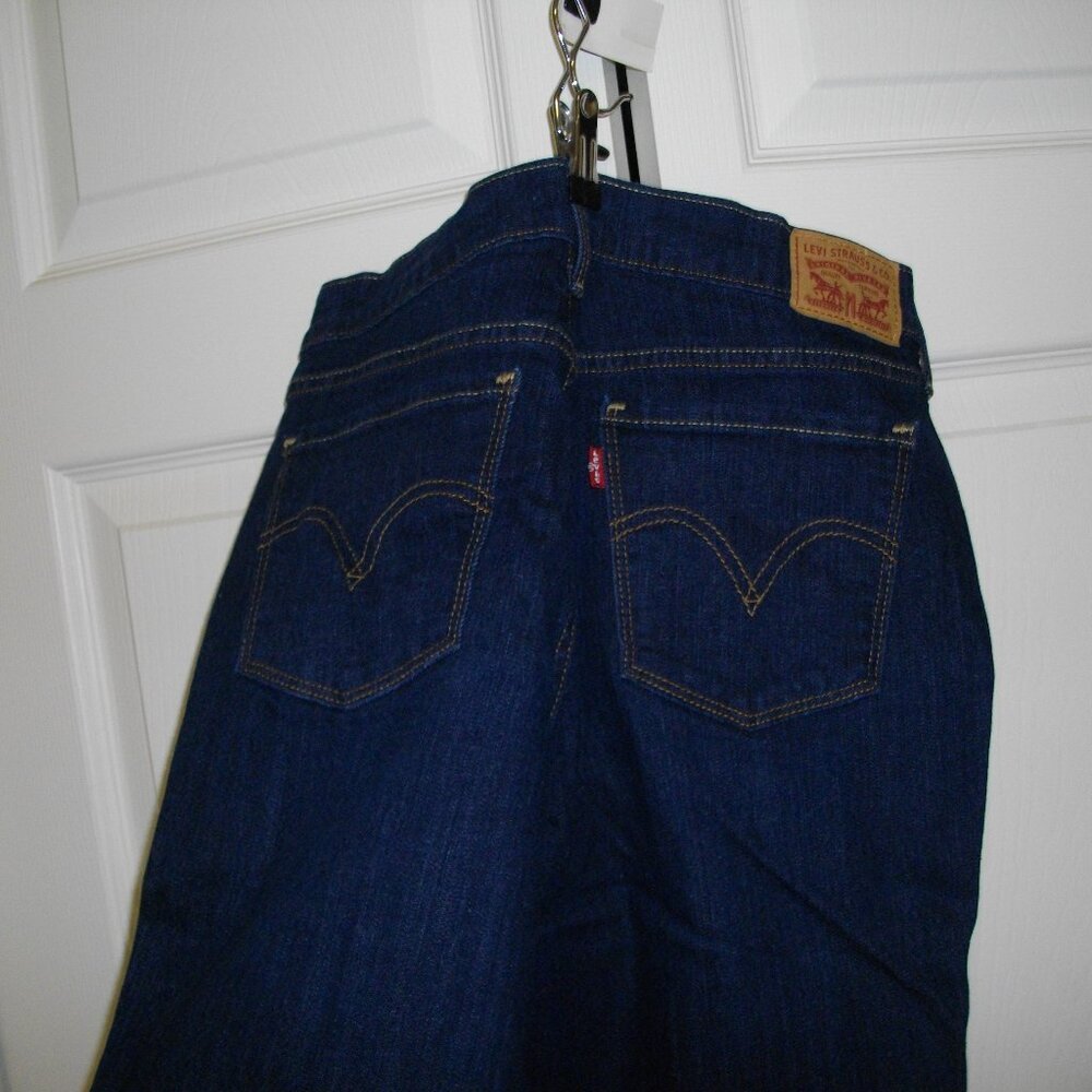 womens Levi's 505 straight leg, size 8. dark wash jeans.